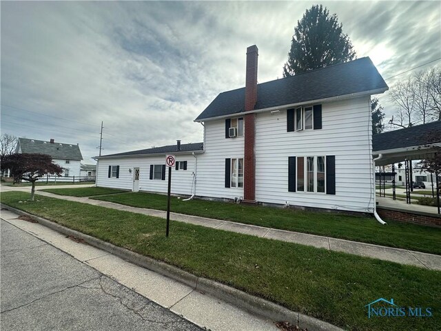 colonial house featuring a front lawn