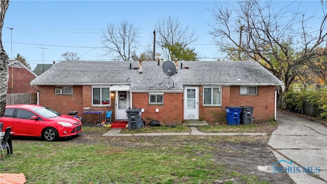 view of front facade featuring a front lawn