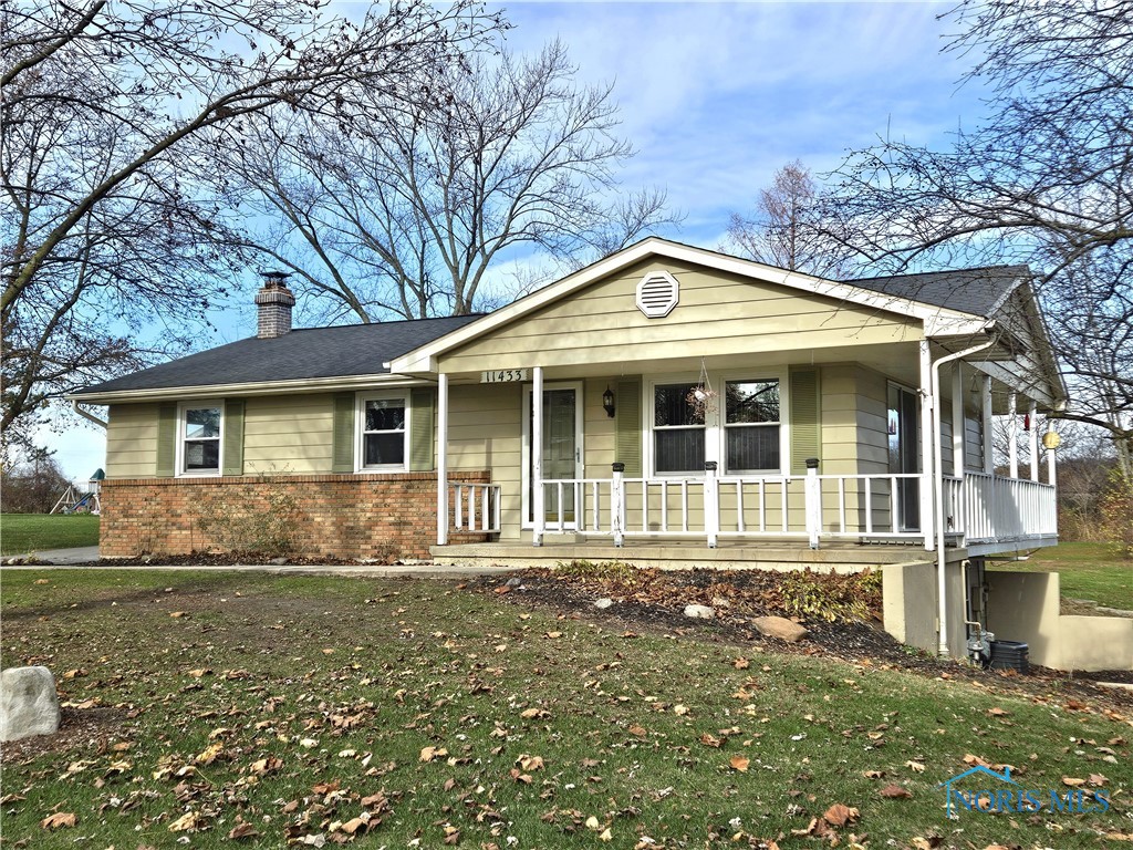 ranch-style home featuring a porch and a front yard