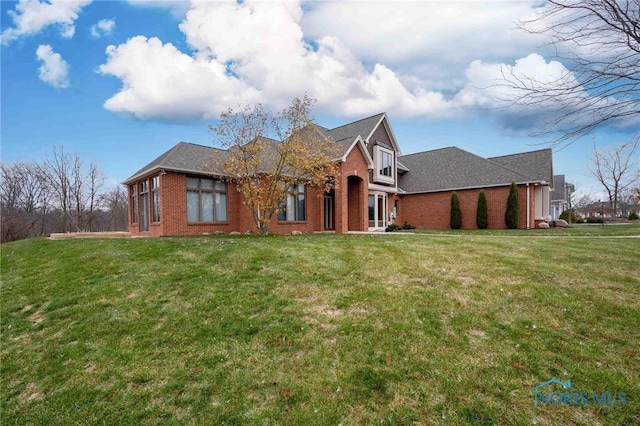 view of front facade with a front lawn