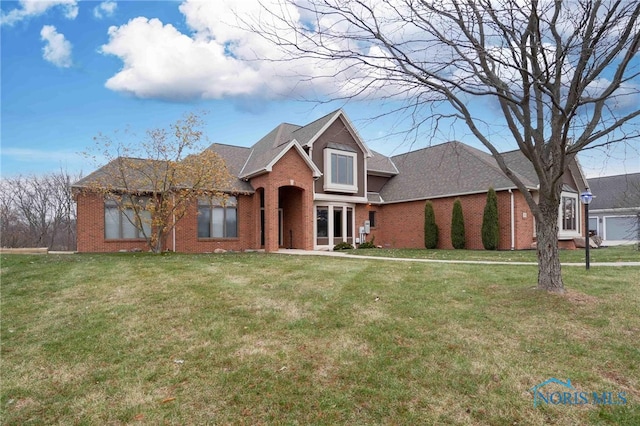 view of front of house featuring a front lawn