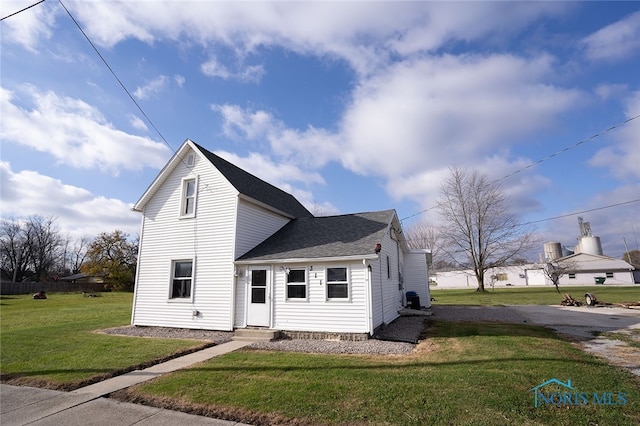 view of front of house featuring a front lawn