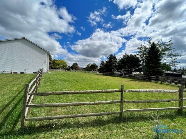 view of yard featuring a rural view