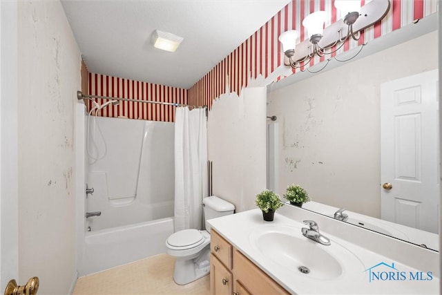 full bathroom with shower / bath combo with shower curtain, vanity, and toilet