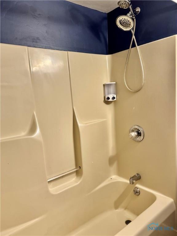 bathroom featuring shower / washtub combination