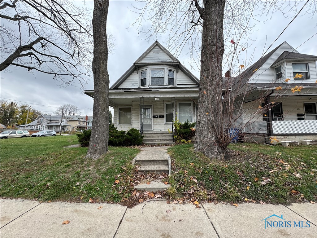 view of front of home with a front lawn and covered porch