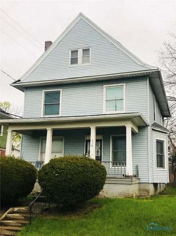 view of front facade featuring a porch and a front yard