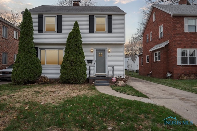 view of front of home featuring a lawn