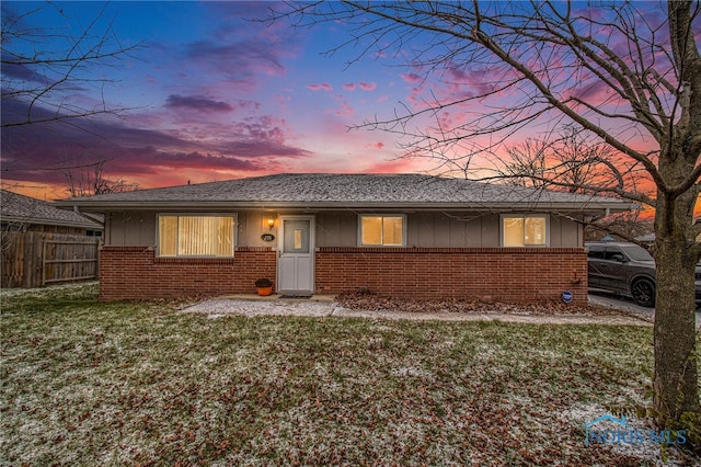 single story home featuring a lawn