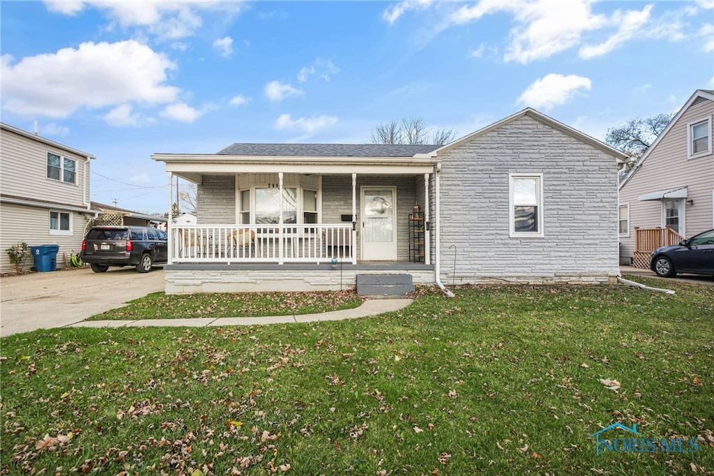 view of front of home featuring a porch and a front lawn