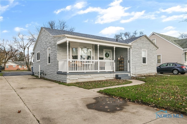 view of front of property with a front lawn and covered porch