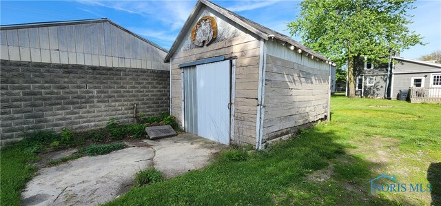 view of outdoor structure featuring a yard