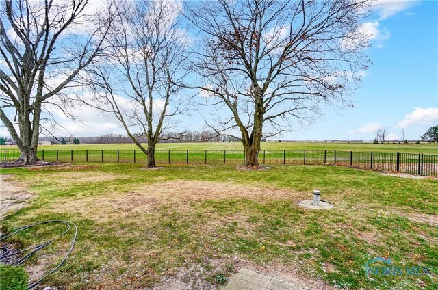 view of yard featuring a rural view