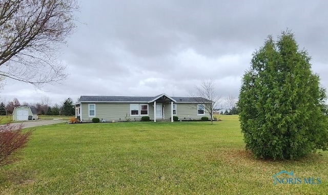 view of front facade with a front yard