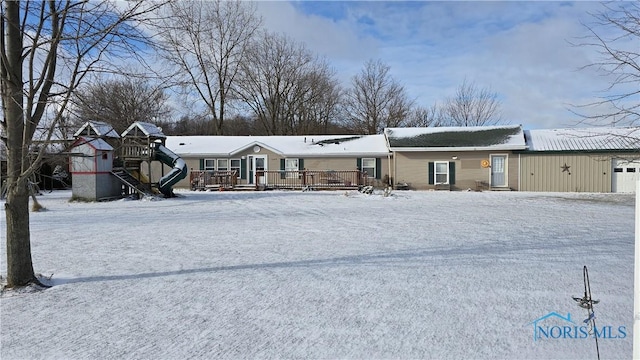 view of front facade featuring a garage