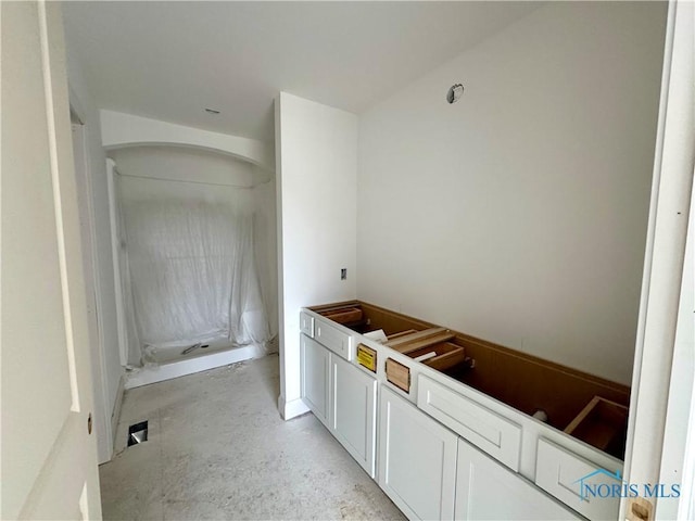 bathroom featuring concrete flooring