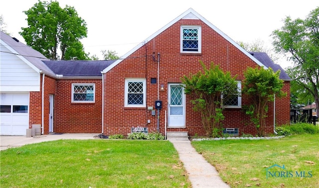 view of front of house featuring a front yard and a garage