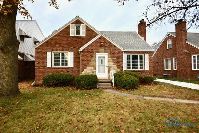 view of front of home featuring a front yard