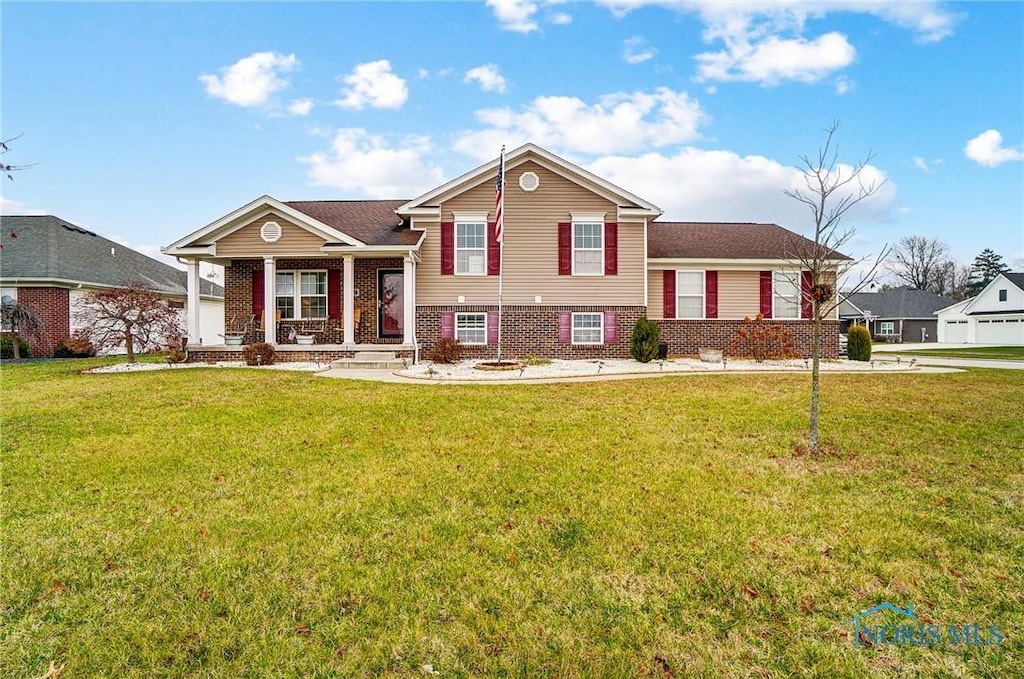 split level home featuring a front yard