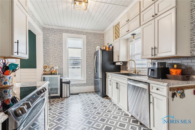 kitchen with tasteful backsplash, crown molding, sink, and stainless steel appliances