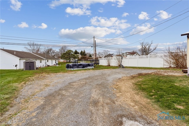 view of yard with a shed