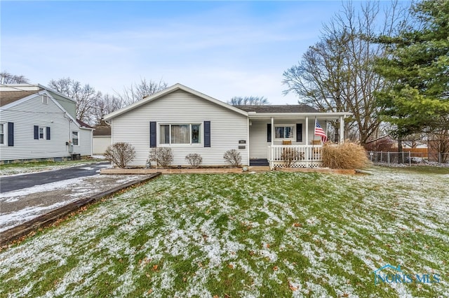 view of front of property featuring a porch and a front yard