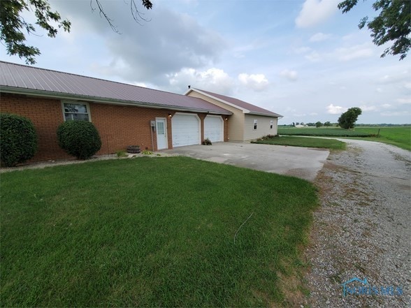 view of front facade featuring a garage and a front lawn