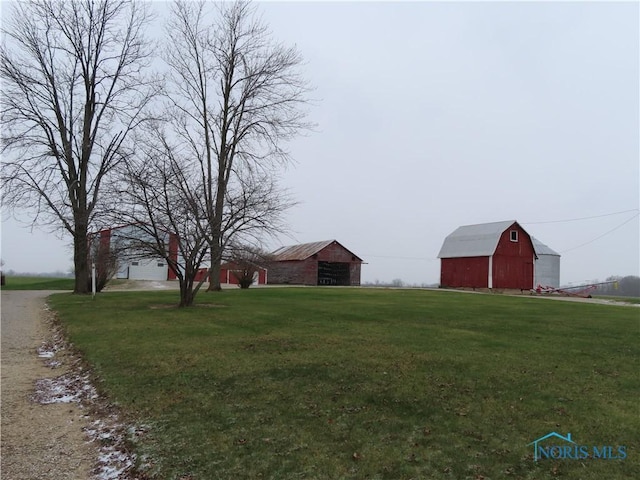 view of yard featuring an outbuilding