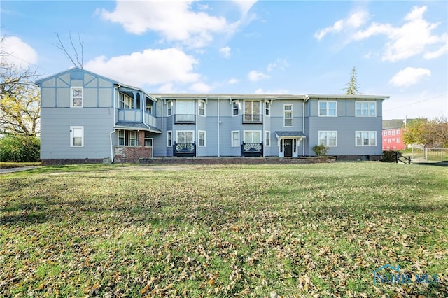 view of front facade featuring a front lawn