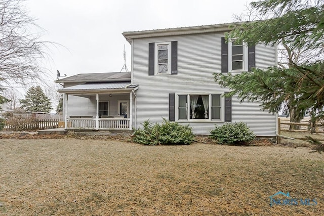 view of front facade featuring a porch and a front lawn