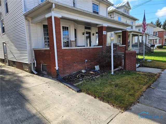 view of front of home with a front yard