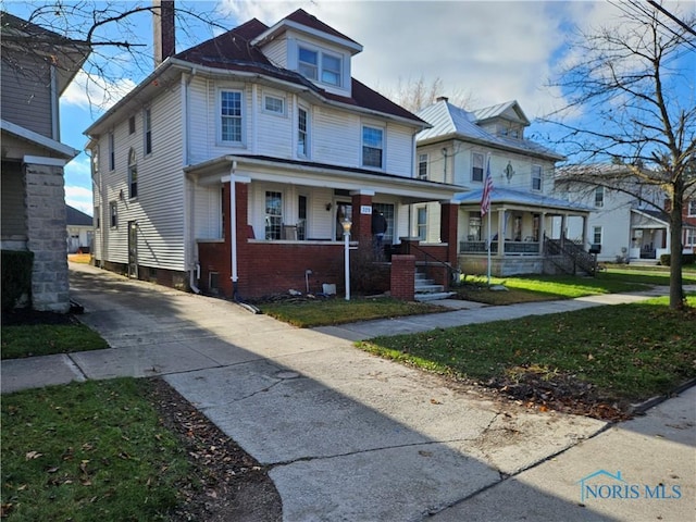 view of front facade featuring a front yard and a porch