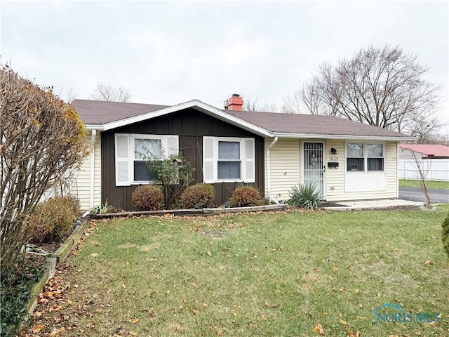 single story home with a front yard