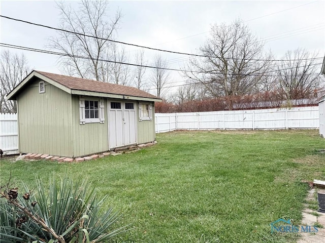 view of yard featuring a shed