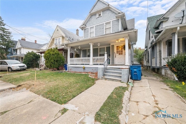 view of front of property featuring a front yard and a porch