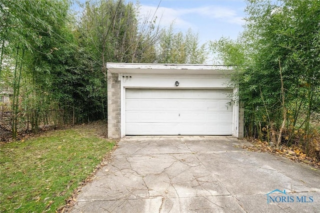 534 Acklin Ave, Toledo, OH 43620 - garage featuring driveway