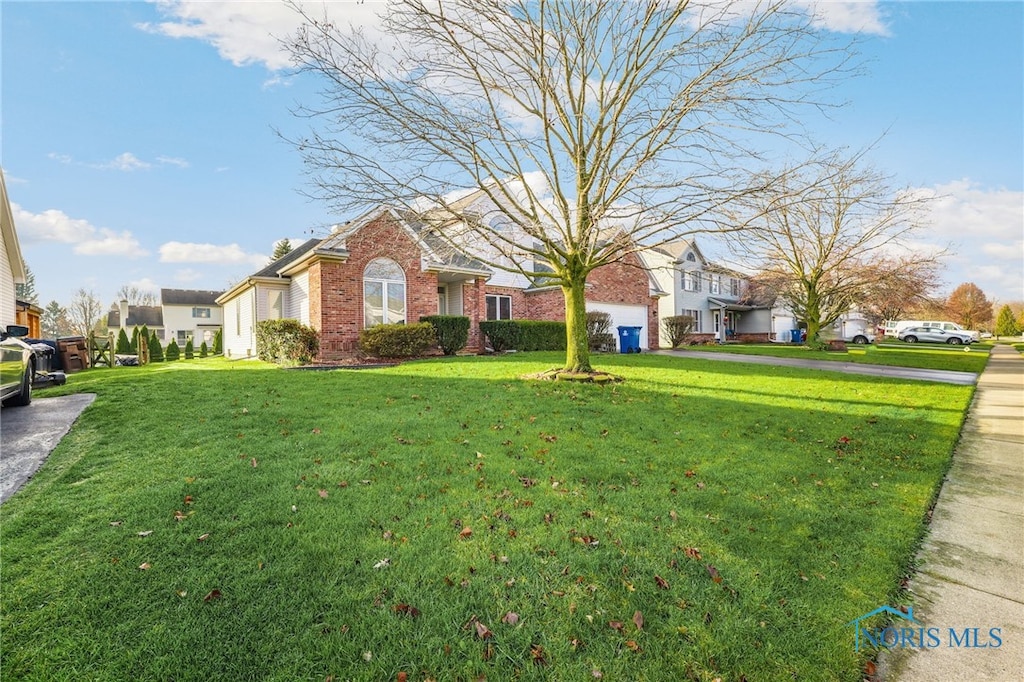 view of front of home featuring a front yard