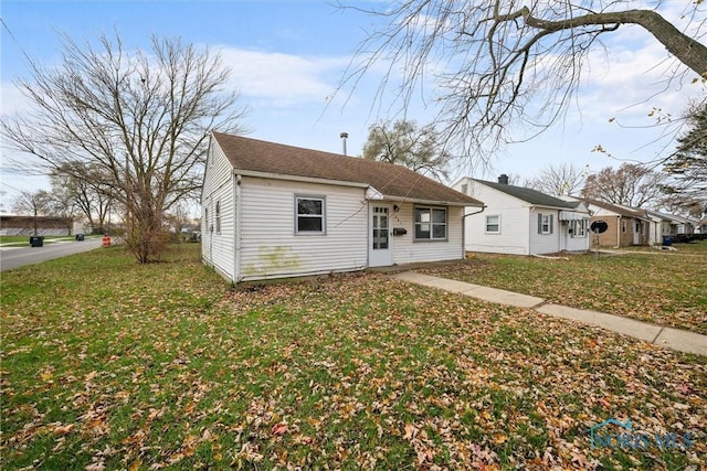 view of front facade featuring a front yard