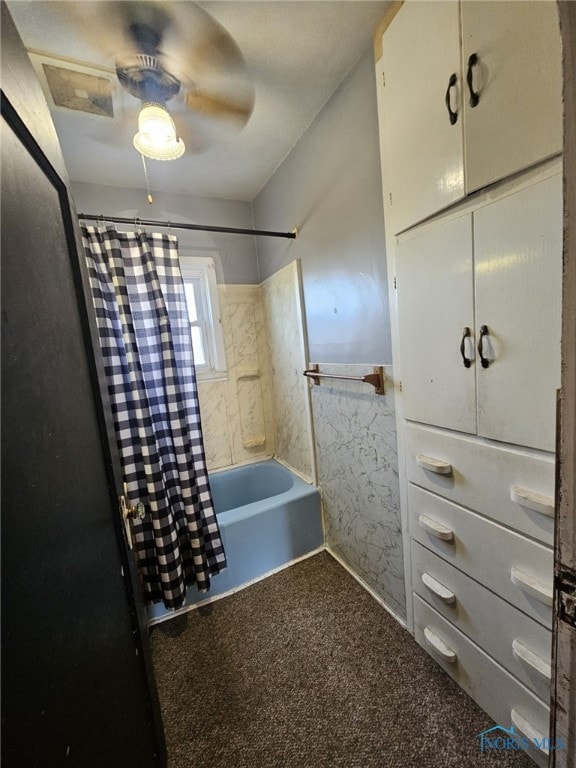 bathroom featuring shower / bath combo and ceiling fan