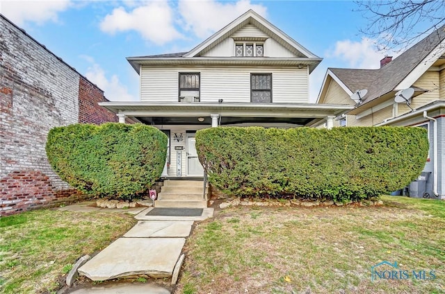 view of front of property featuring a front yard