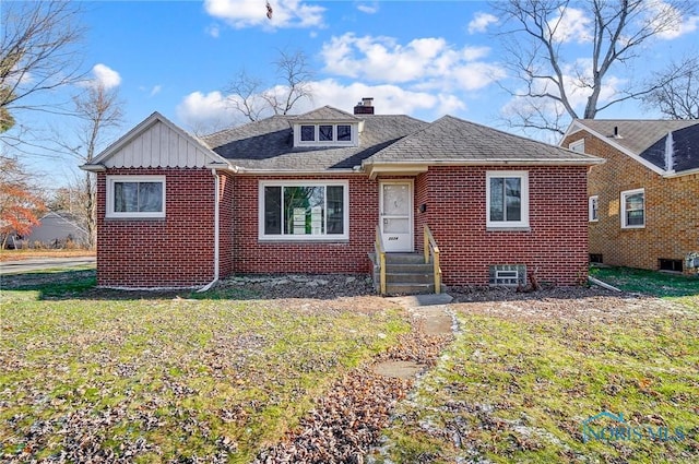 view of front of property featuring a front lawn