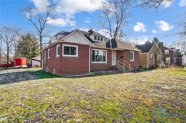 view of front facade with a front yard