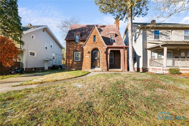 view of front of house featuring a front lawn and covered porch