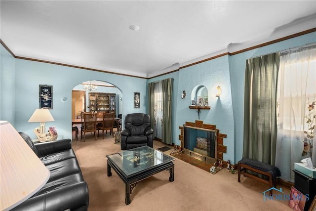 living room featuring crown molding, carpet, and a notable chandelier