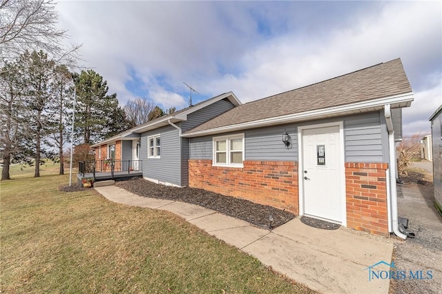 view of front of house with a front lawn