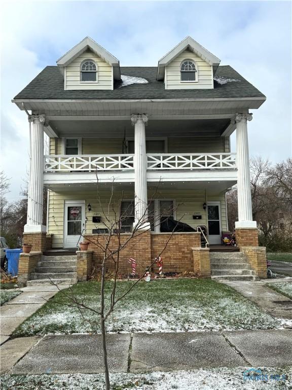 view of front facade featuring a balcony