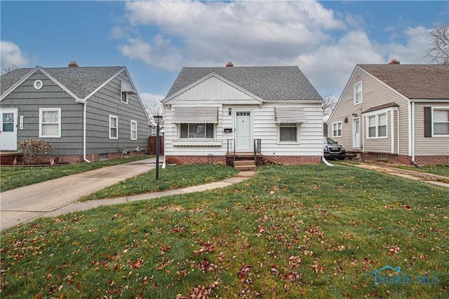 view of front facade featuring a front lawn