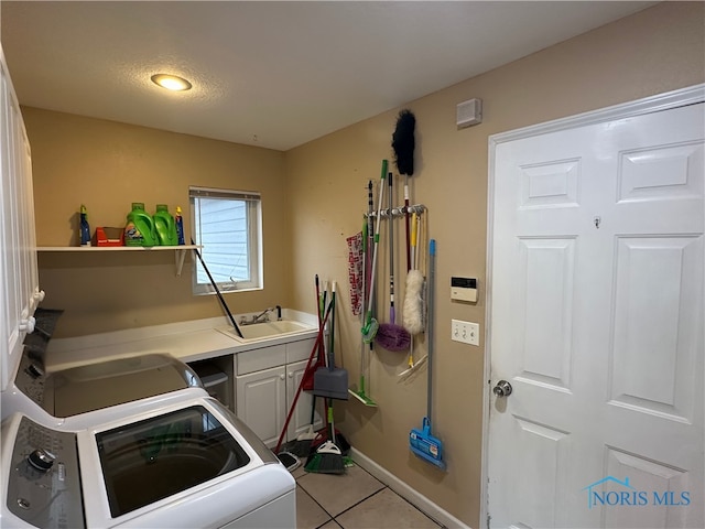 washroom featuring washer and clothes dryer, light tile patterned floors, cabinets, and sink