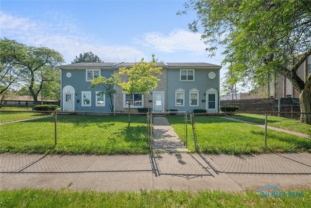 view of front of property featuring a front lawn