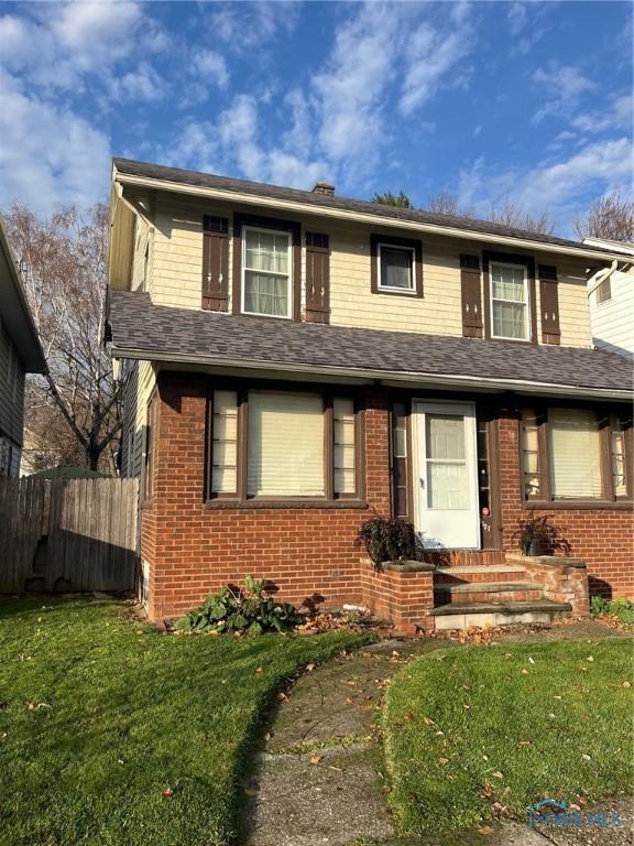 view of front of house with a front lawn